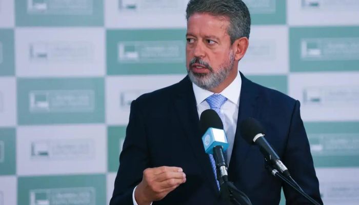 Lira anuncia grupo para propor nova versão do PL das Fake News